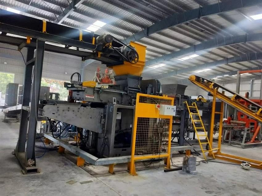 Fully Automatic Concrete Pever Block Plant, For Industrial, Capacity: 2000-2500 Blocks per hour