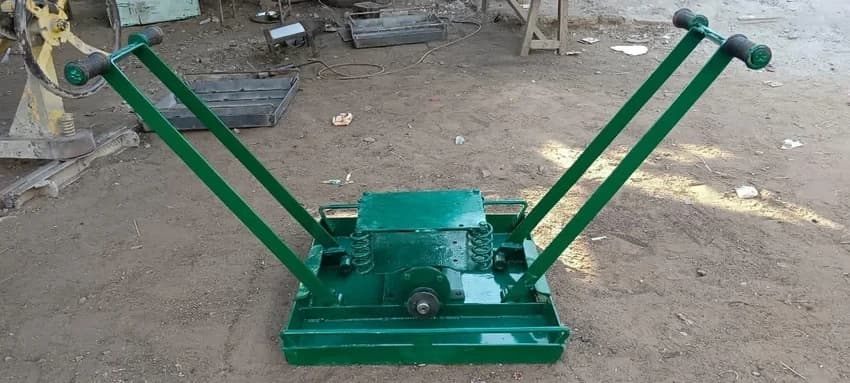Earth Compactor Machine, 1 .5 HP, For Construction