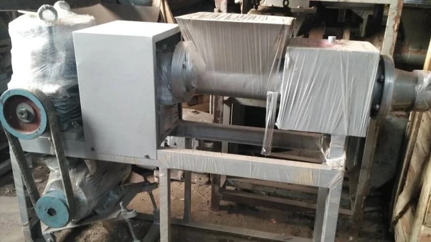 Plodder Machine For Detergent Cake