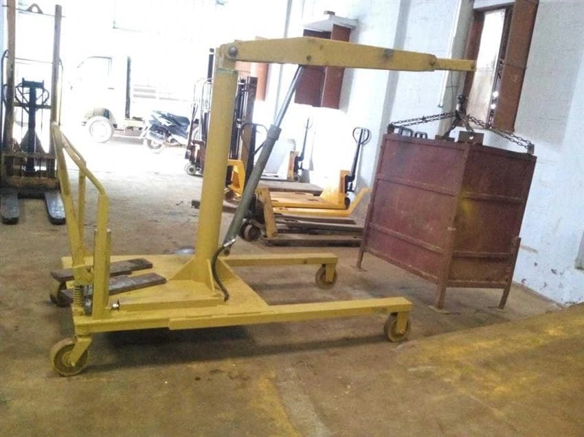 Yellow Hydraulic Industrial Floor Crane, Capacity: 0-5 ton