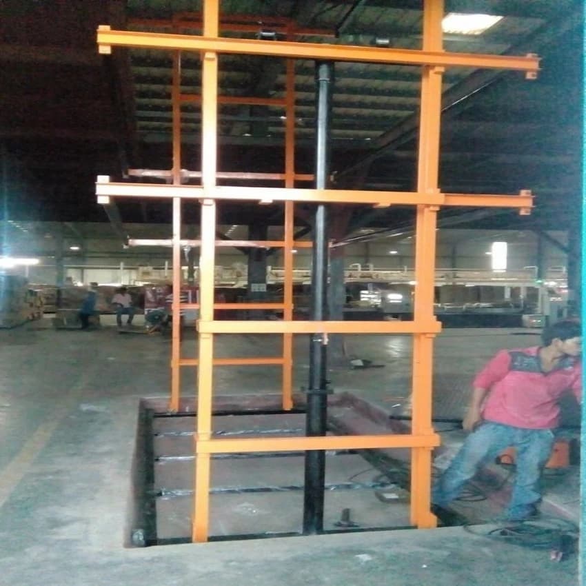 Siddh Krupa Industrial Goods Lift, Operating Height: 10-20 feet, Capacity: 1-2 ton