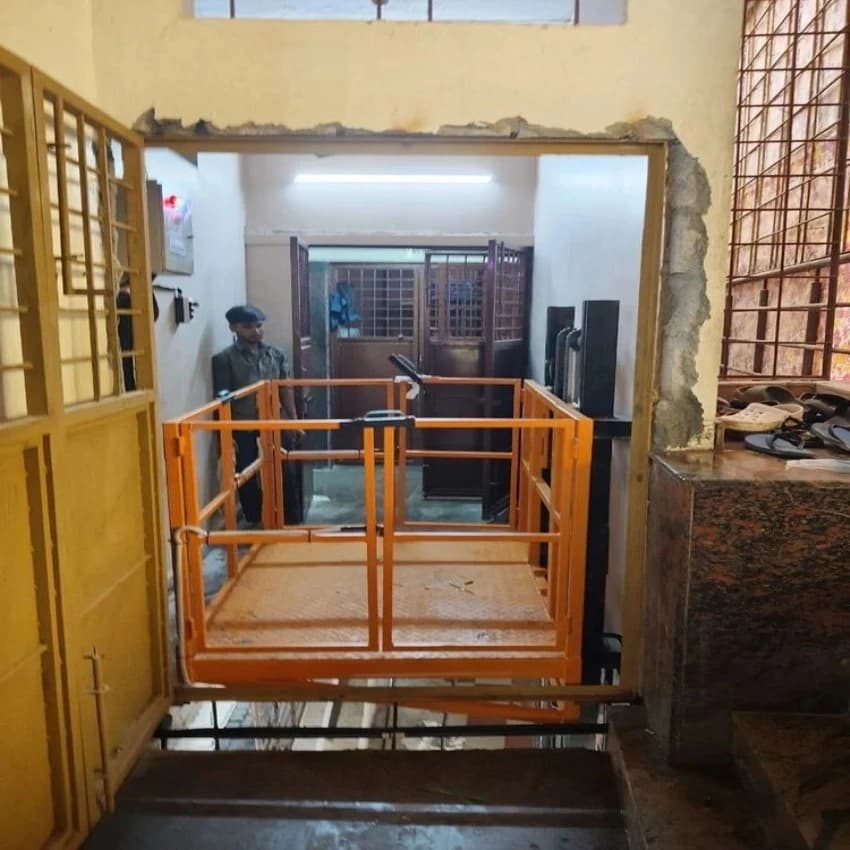 MHE Wall Mounted Hydraulic Goods Lift