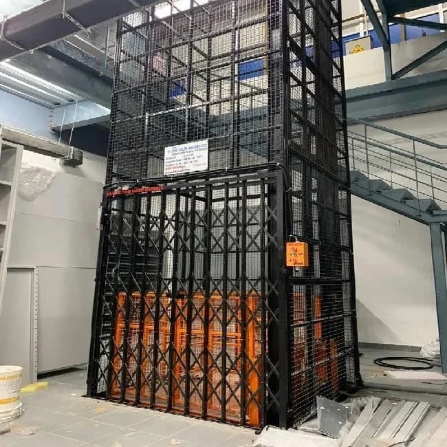 Mild Steel Industrial Goods Lift, Capacity: 3 tons