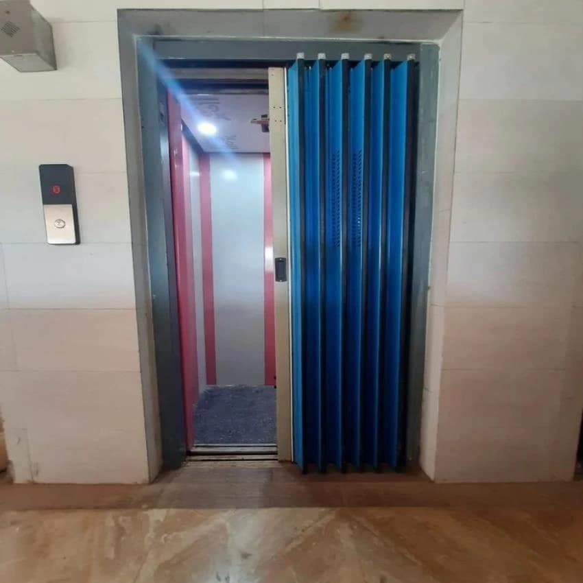 Manual Imperforated Door Elevator, With Machine Room, Maximum Speed: 0.63 M/S