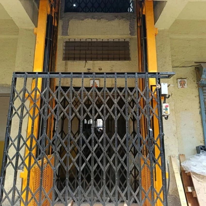 Industrial Goods Lift, For Warehouses, Capacity: 1 ton