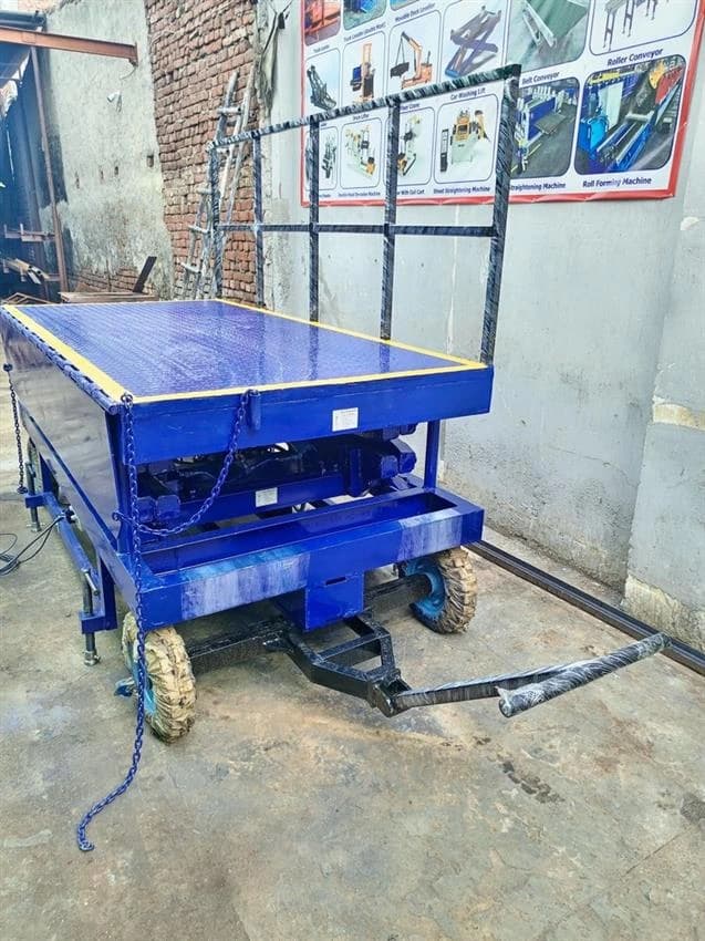 Movable Scissor lift, Working Height: up to 15 feet, Capacity: 500-2000 Kgs