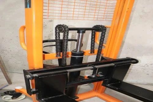 Mild Steel Hydraulic Stacker Lift, Capacity: 1 ton, Manual
