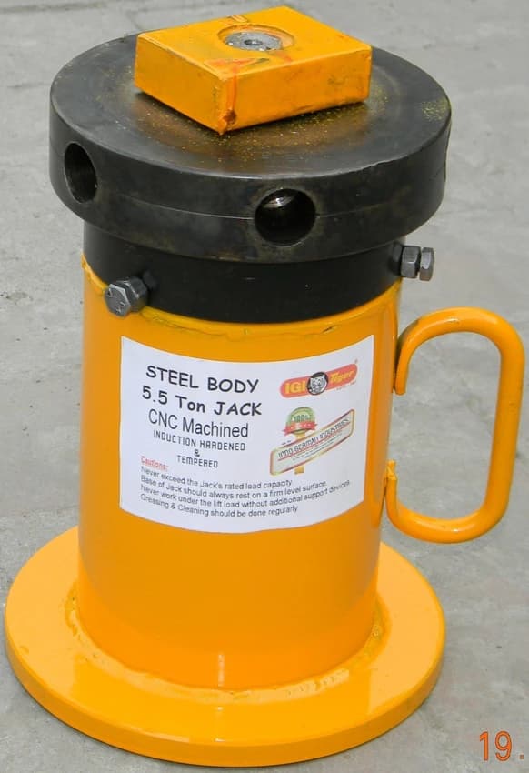 Steel 5.5Ton Mechanical Screw Jack, For Automobile Industry, Size/Dimension: 6 X 6 X 19 Inch (l X W X H)