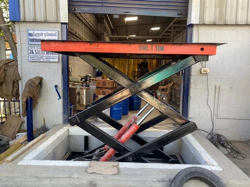 Yellow Scissor Lift Tables, Capacity:1000 kg