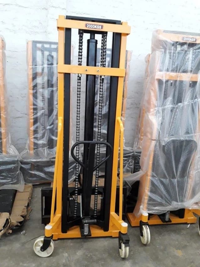 PRESSTECH 1 Ton Manual Hydraulic Stacker, For Material Handling