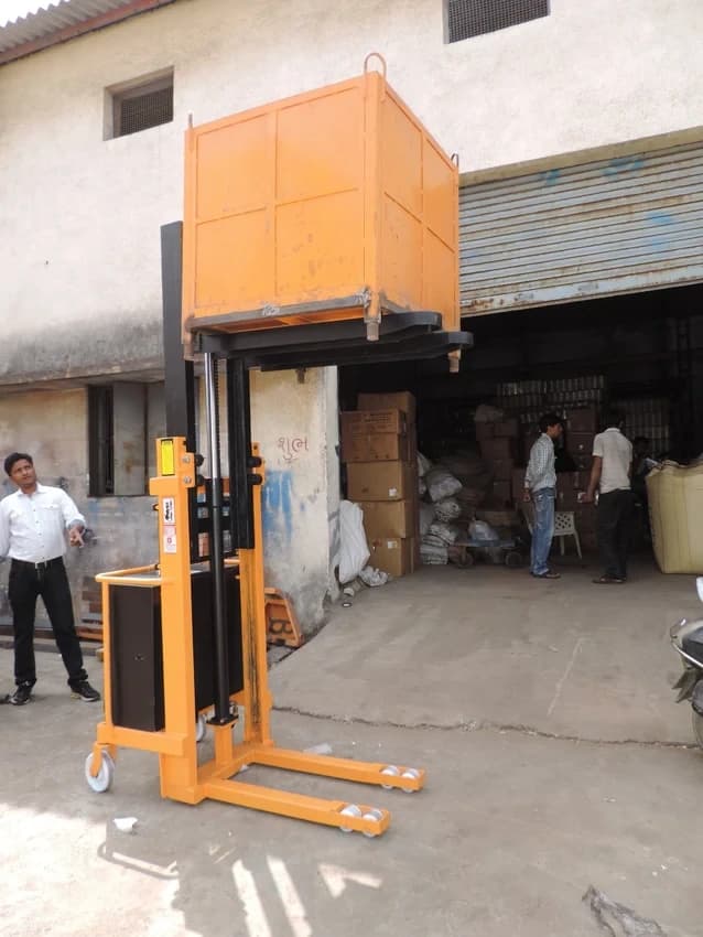 DC-12V Fork Stacker Battery Operated Hydraulic Stackers, For Industrial