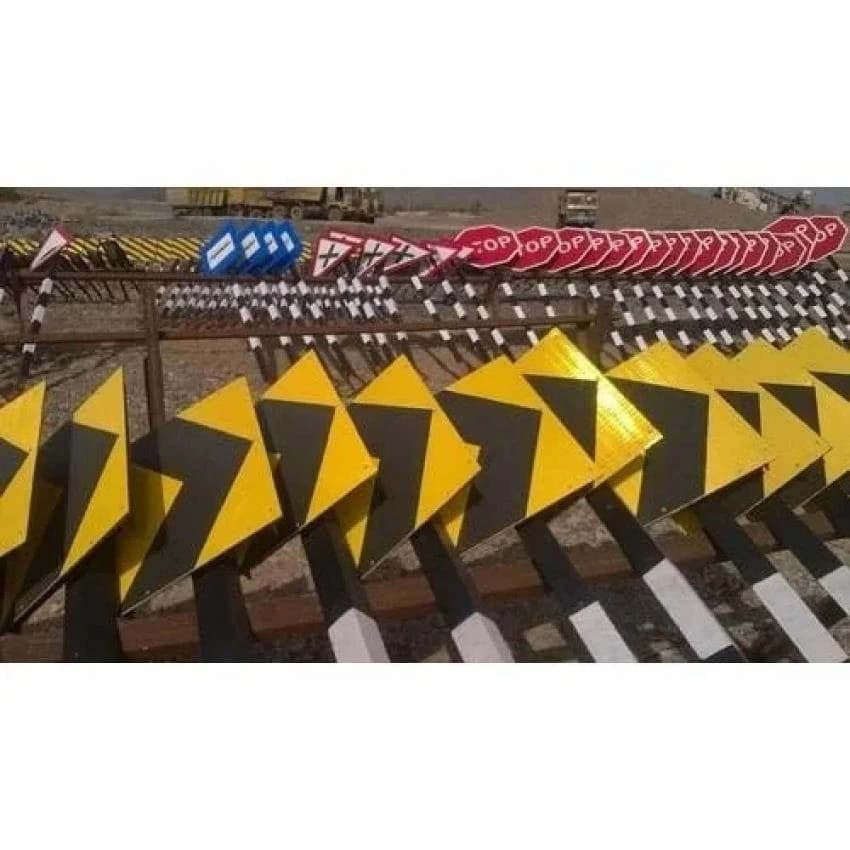 3M Yellow Chevron Sign Boards, For Traffic / Road Safety, Size: 600 X 450 mm