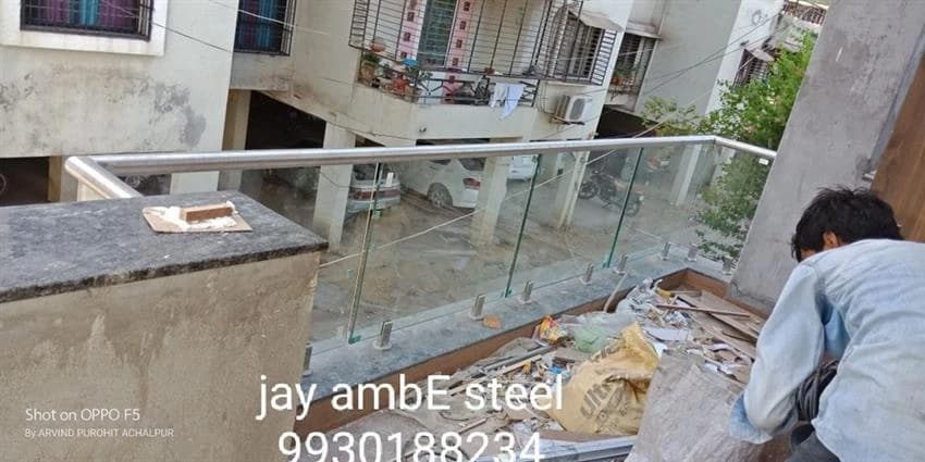 Silver Bar Stainless Steel Balcony Railings With Glass, Mounting Type: Floor