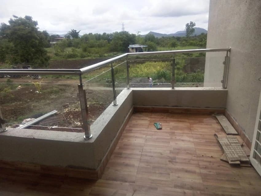 Stainless Steel And Glass Flat Glass SS304 Balcony Railing, For Office & Home