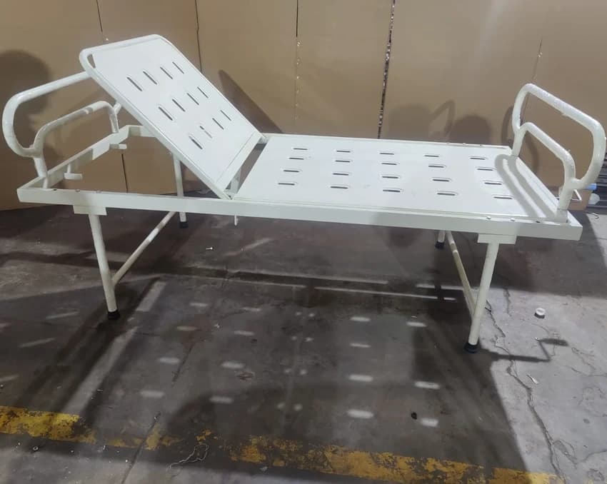 Operating Type / Automation Grade: Manual Hospital Semi Fowler Bed, Size/Dimension: 6X3