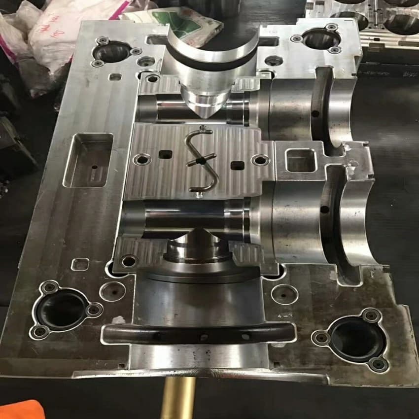 Aggriculture Automatic Tee CPVC 2 Cavity Injection Mold, Vraj industries