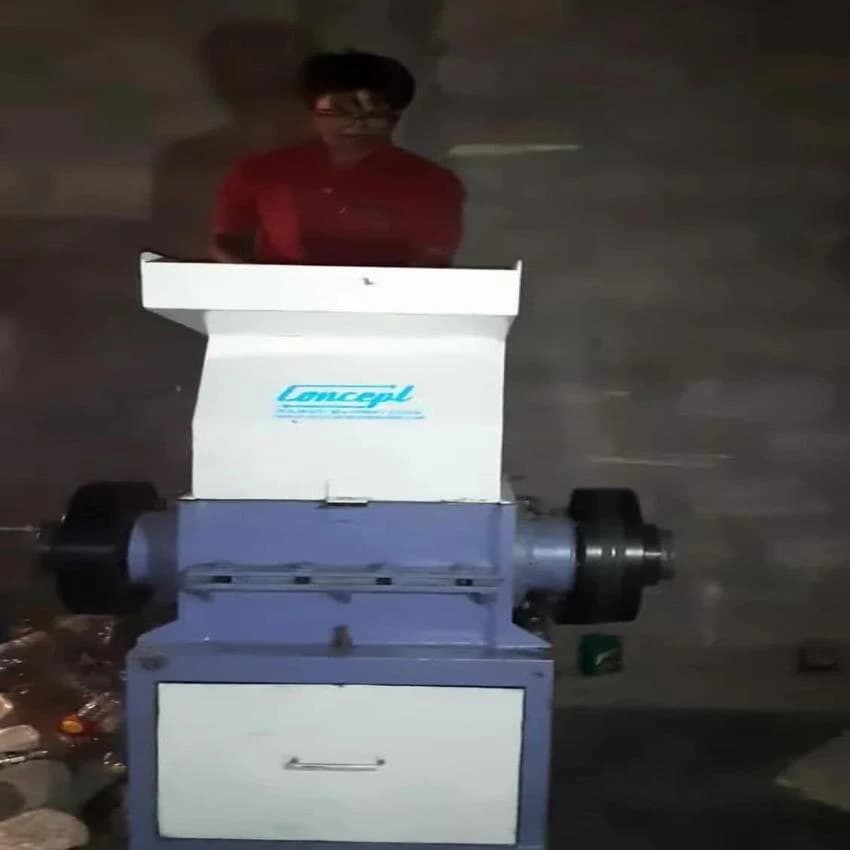 Pet bottle grinding machine