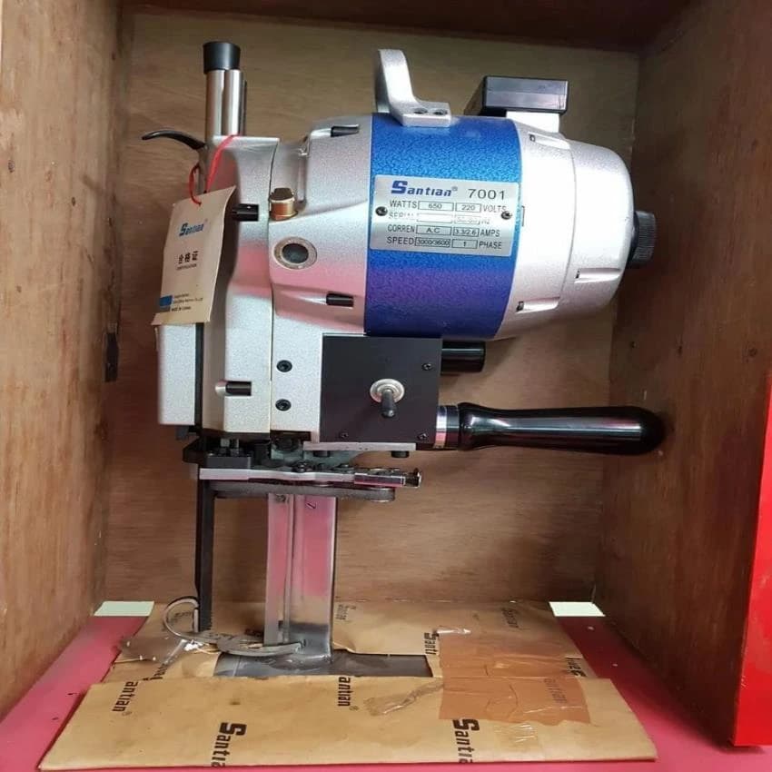 Cloth cutting machine