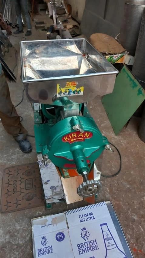 Semi-Automatic 3 HP Commercial Red Chilly Grinding Machine, 100 Kg/hr