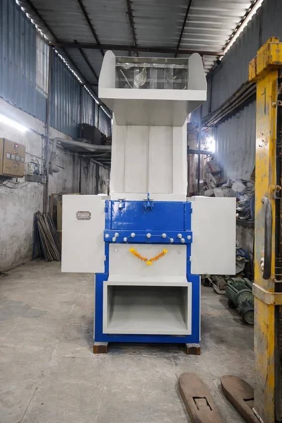 Plastic Waste Crusher Machine, Output capacity: 300 kg/hr, Motor power: 25 HP