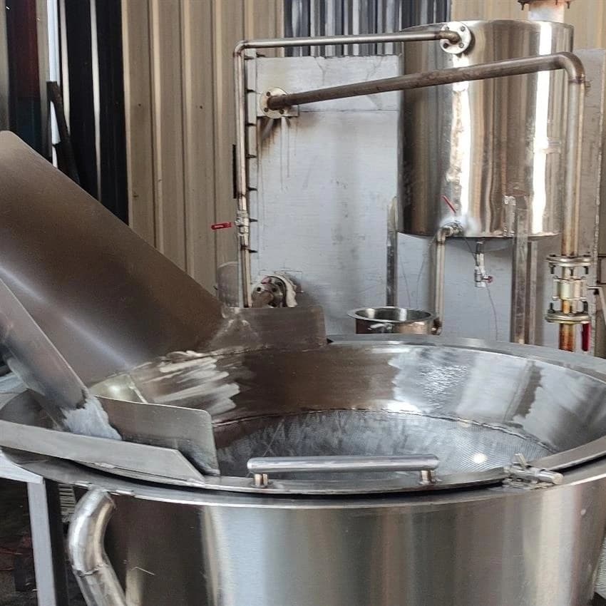 Circular batch fryer with wooden bowler