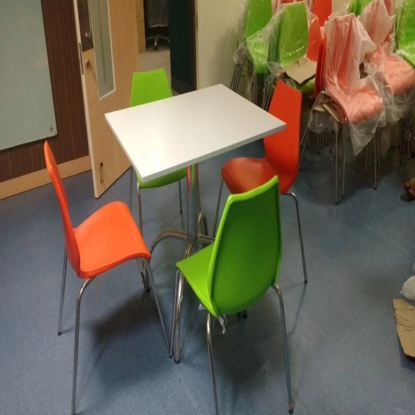 Greenwell Wooden Restaurant Table, Seating Capacity: 4
