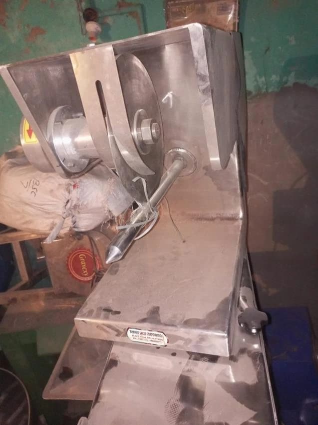 Semi-Automatic Chicken Cutting Machine, 50 kg per hour, 1 hp