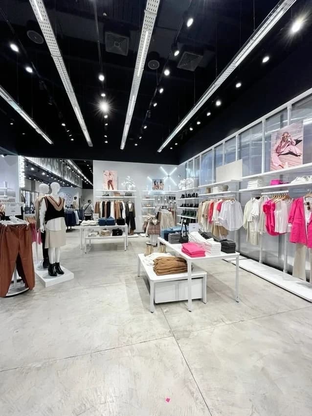 7 Feet Apparels Showrooms Racks