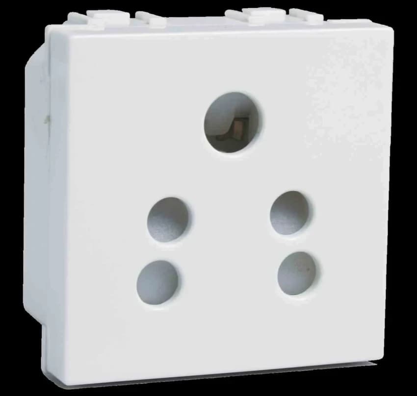 6 A 3 pin socket