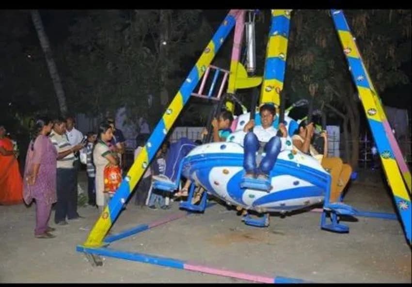 Blue Mild Steel Pendulum Amusement Ride, For Malls, Capacity: 6 Person