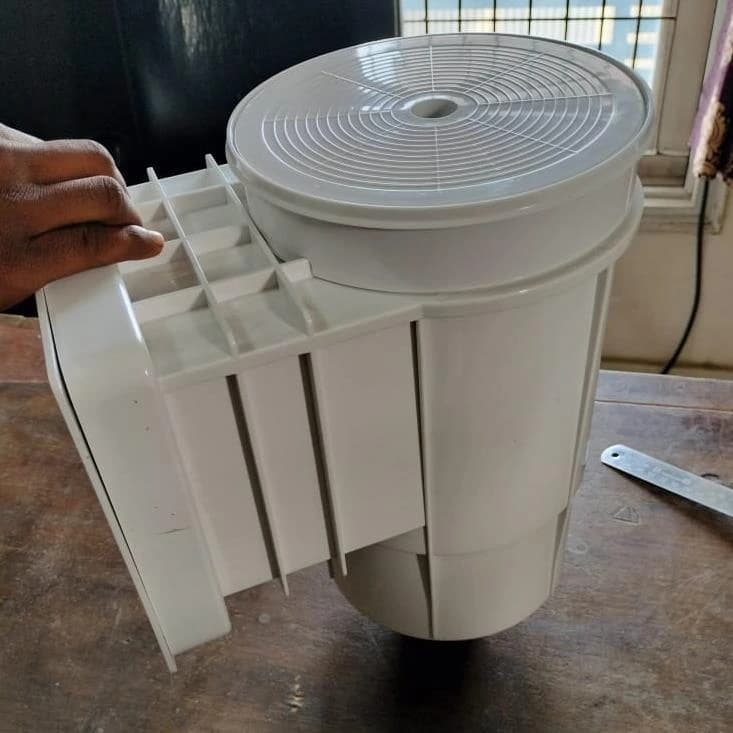 Swimming pool skimmer