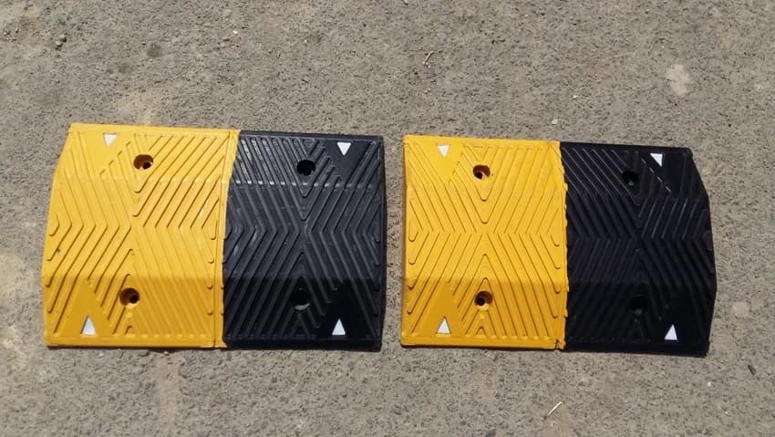 Black & Yellow Jumpo Model Rubber Speed Breaker, For Road, 500 X 350 X 50 mm