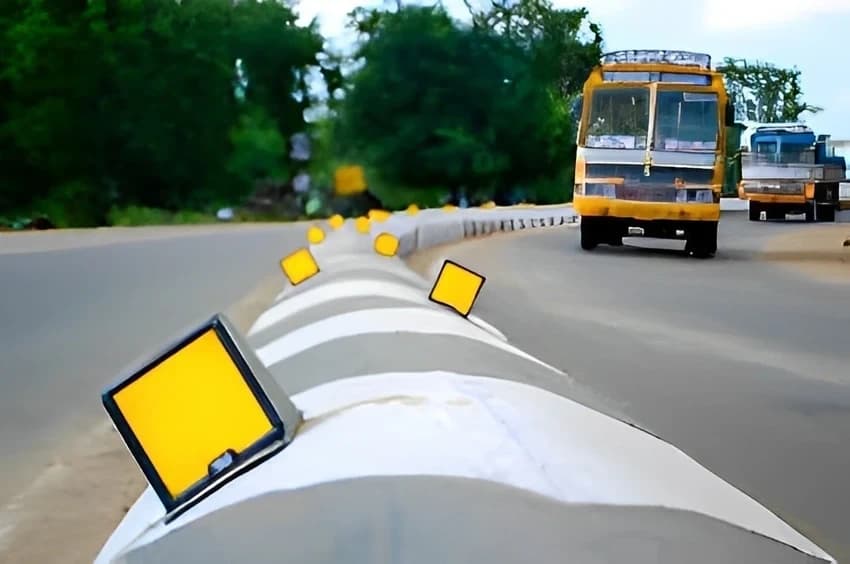 Median Road Marker, Plastic